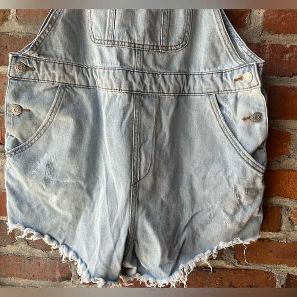 Wild Fable Women's Overall Shorts Distressed Light Wash Frayed Ends, size Large - Picture 2 of 11